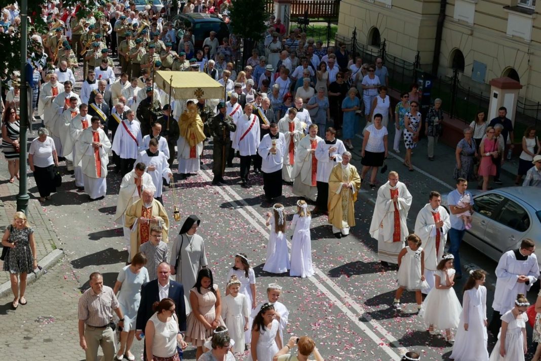 Zdjęcie: Strona internetowa Diecezji Rzeszowskiej Na zdjęciu procesja eucharystyczna ulicami Rzeszowa 20 czerwca 2019 r. (fot. T. Nowak)