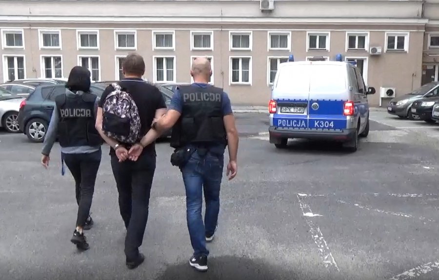 Doprowadzenie jednego z zatrzymanych dziś mężczyzn na przesłuchanie do Prokuratury Rejonowej w Rzeszowie / fot. KWP w Rzeszowie