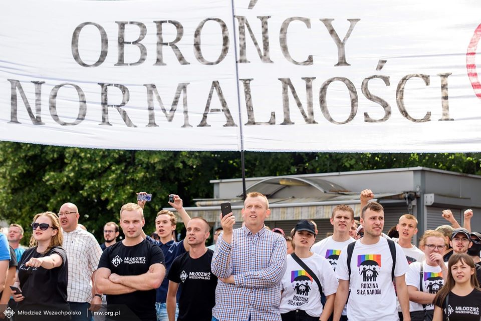 Zdjęcie ilustracyjne pochodzi z kontrmanifestacji Młodzieży Wszechpolskiej wobec uczestników Marszu Równości w Rzeszowie w 2019r., fot. Facebook Młodzież Wszechpolska Rzeszów